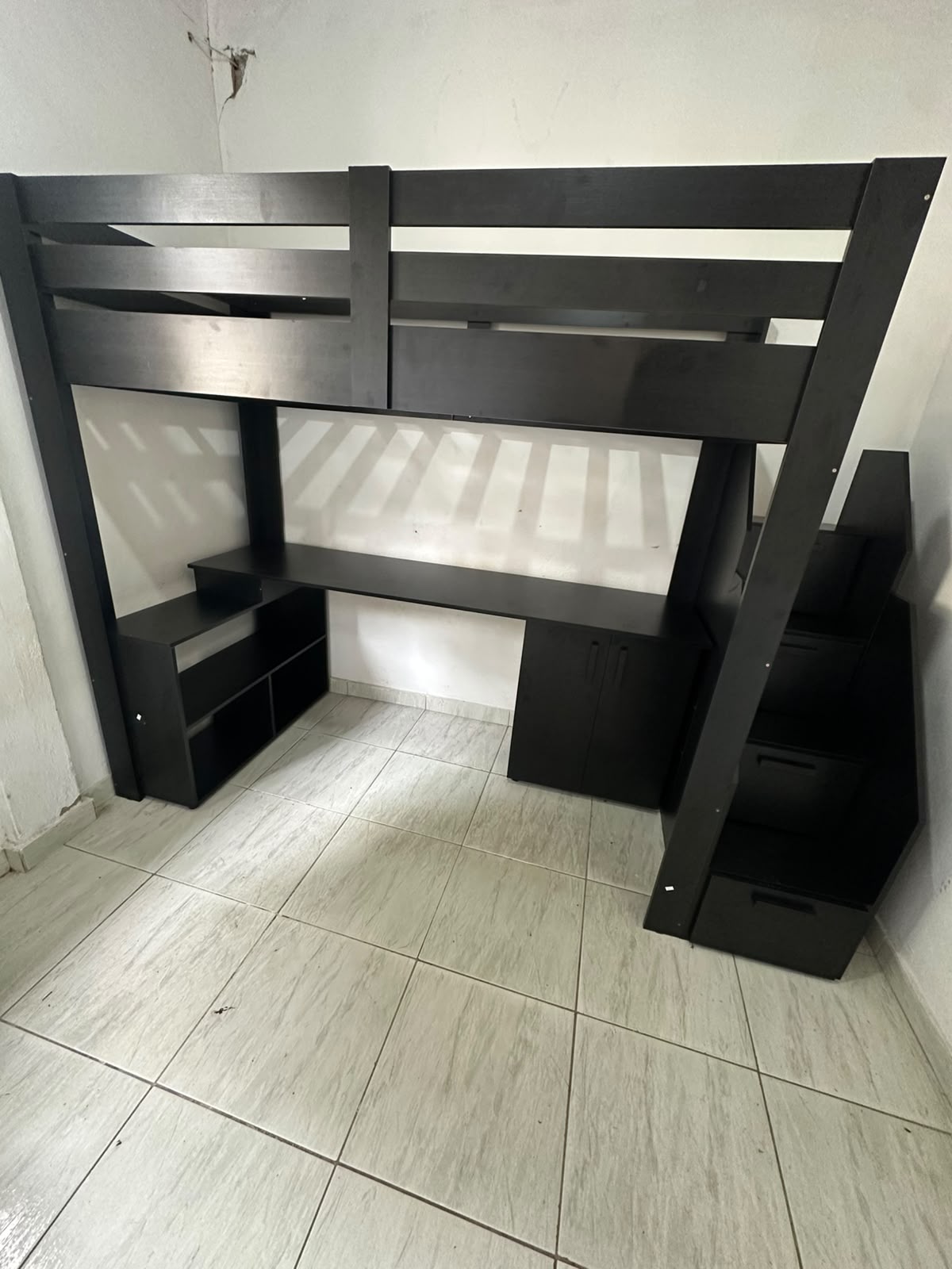 Montagem de guarda-roupa